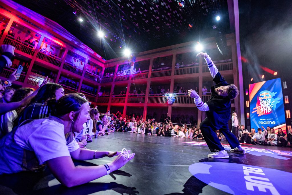 Tancerz prezentuje układ taneczny przed publicznością podczas wydarzenia Red Bull Dance Your Style.