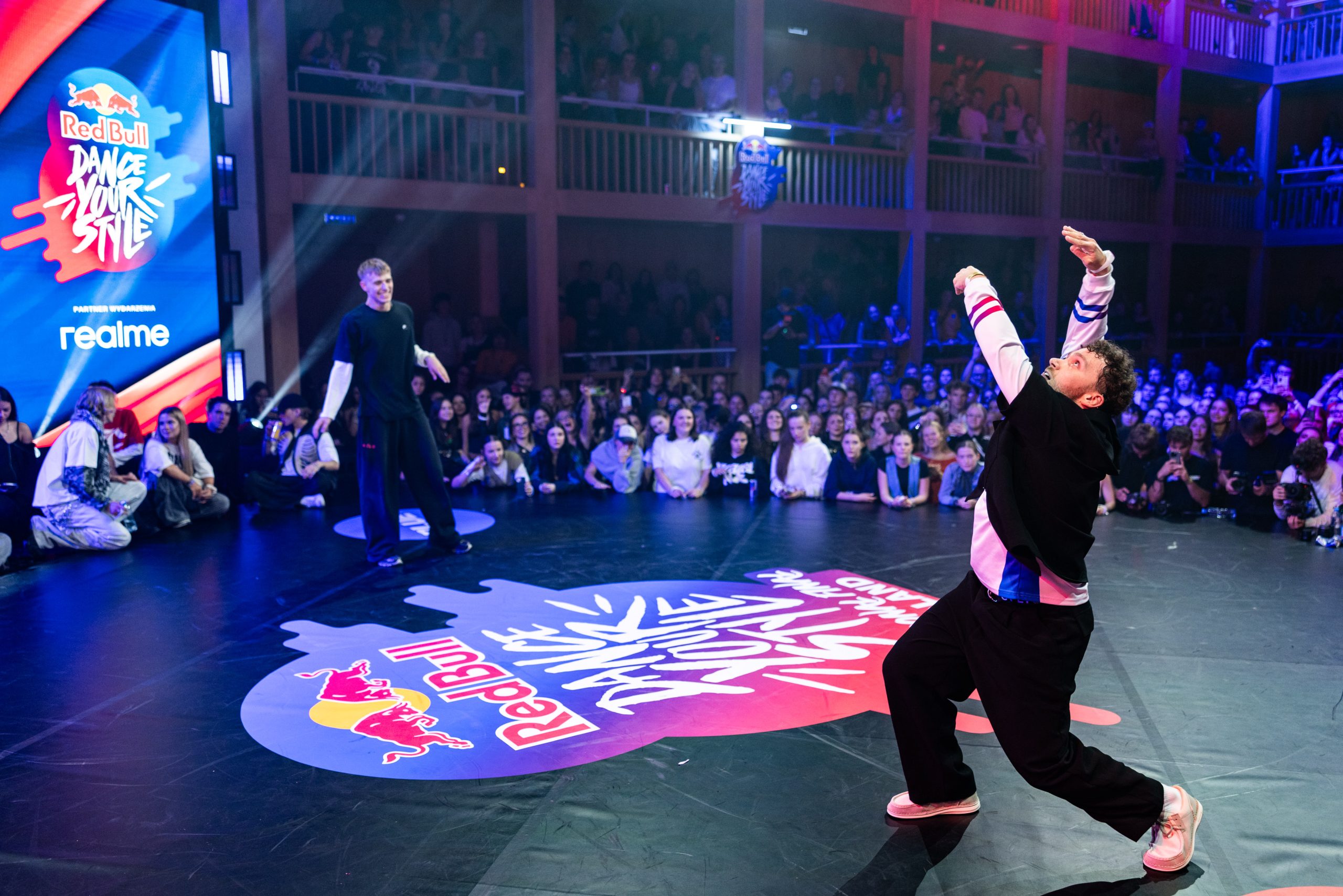 Występ taneczny na scenie podczas Red Bull Dance Your Style z widownią wokół parkietu.