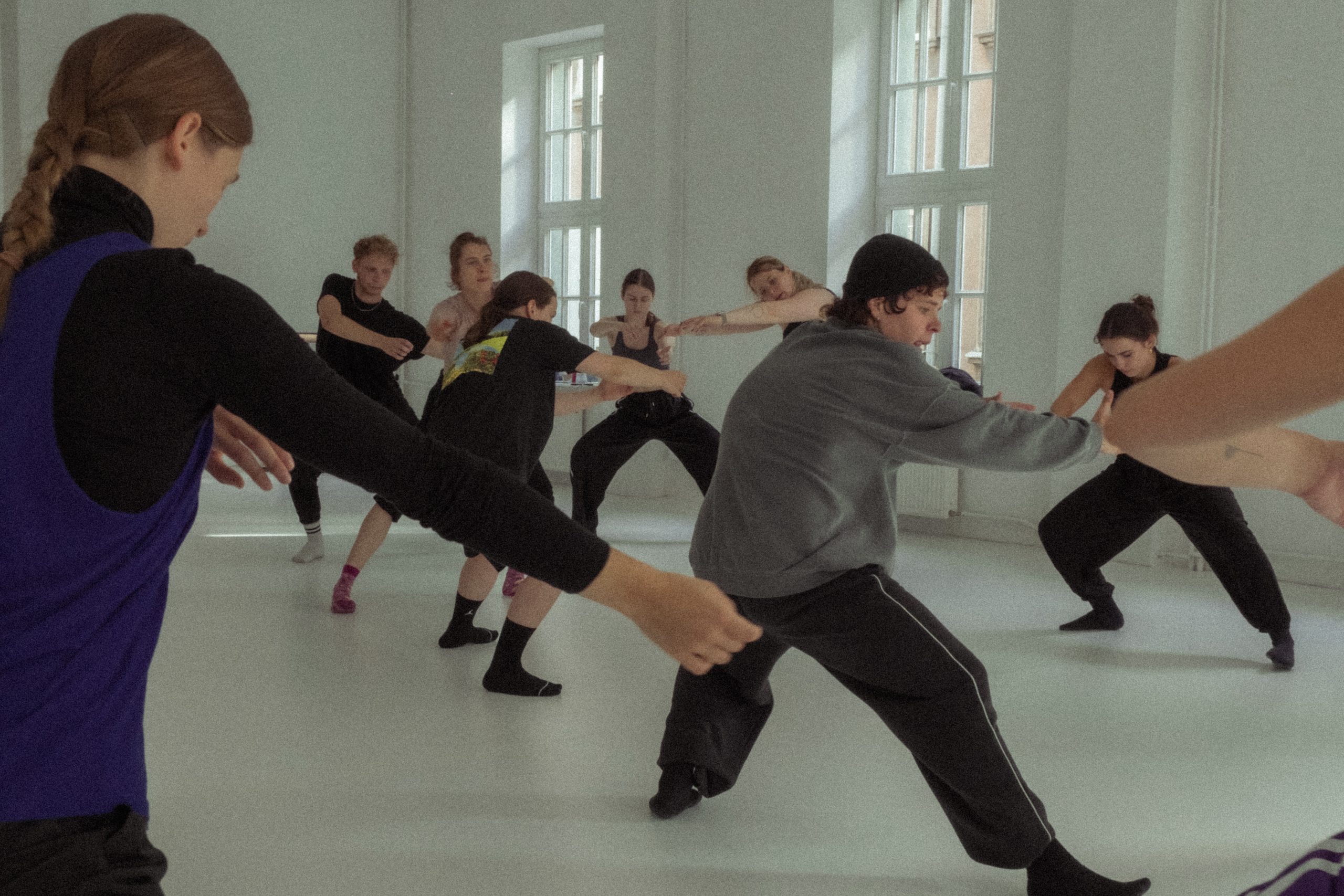 Improwizacja ruchowa w Poznaniu – grupa uczestników ćwiczy swobodny ruch w jasnej sali Studio Nieznane