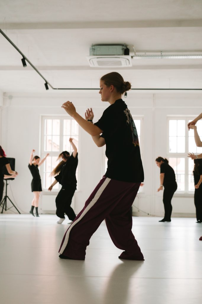 Improwizacja ruchowa w Poznaniu – uczestniczka zajęć porusza się swobodnie podczas ćwiczeń w Studio Nieznane