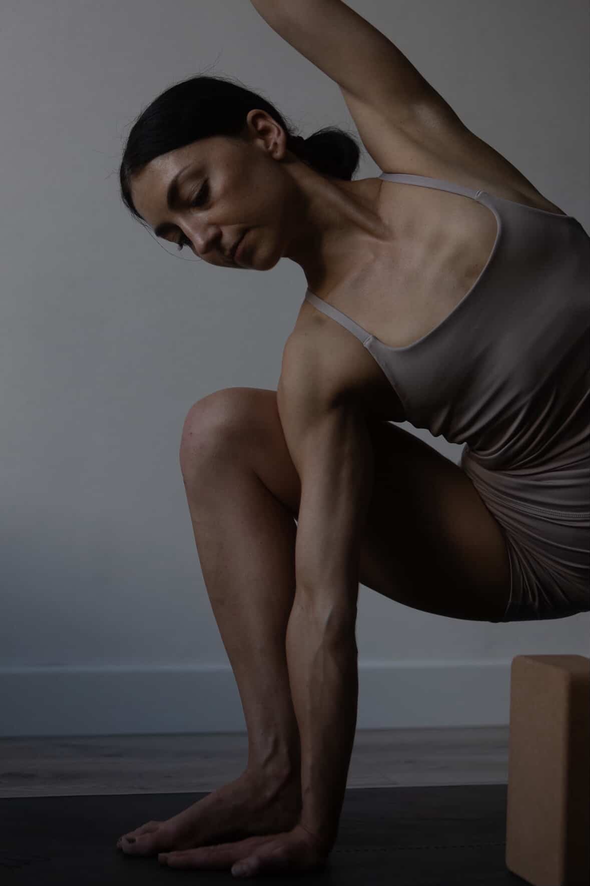 Ćwiczenie Stretch & Mobility w Studio Nieznane w Poznaniu – kobieta wykonuje pozycję wzmacniającą mobilność i kontrolę ruchu.