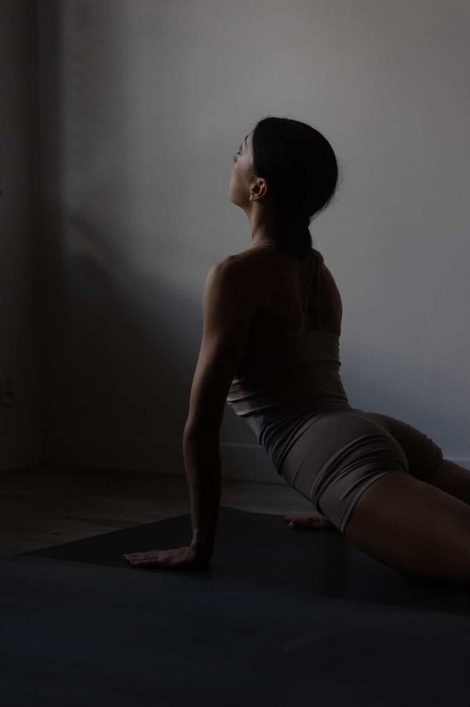 Kobieta podczas ćwiczeń Stretch & Mobility w Studio Nieznane w Poznaniu w spokojnym, kontrolowanym wyproście.