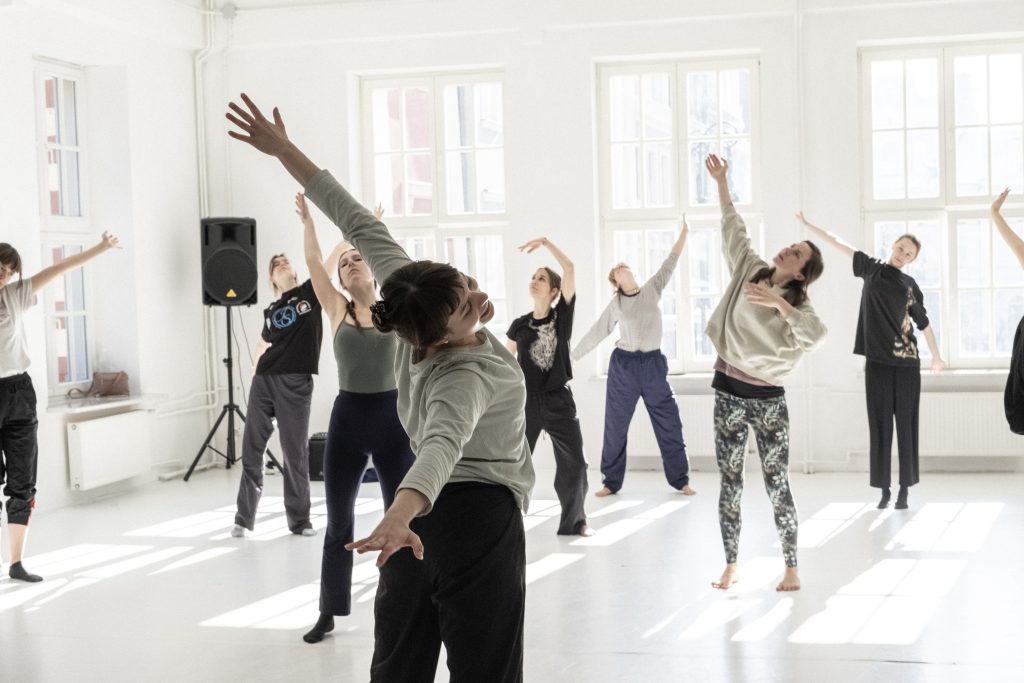 Aleksandra Kuś prowadzi zajęcia Impro & Contemporary w Studio Nieznane w Poznaniu, a uczestnicy pracują z ruchem i wyobraźnią.