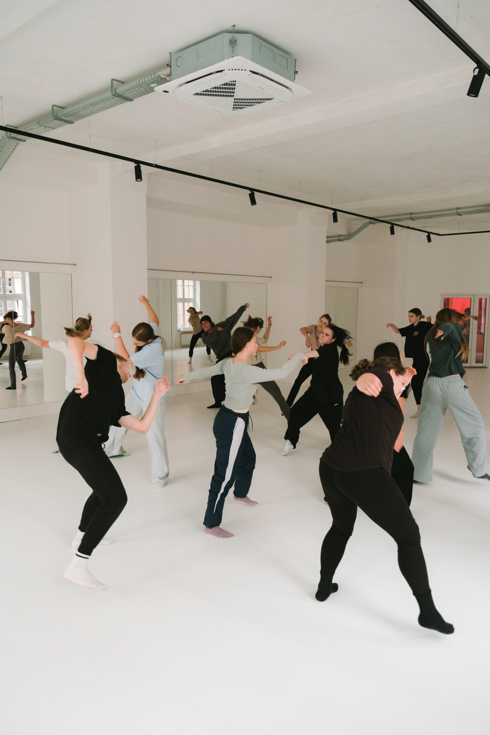 Improwizacja taneczna w grupie w Studio Nieznane w Poznaniu