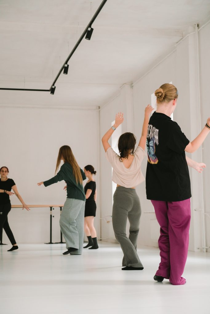 Grupowe ćwiczenia improwizacji ruchowej w Studio Nieznane
