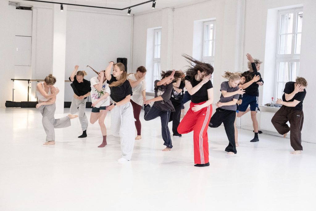 Grupowe zajęcia taneczne i uważna praca z ciałem w Studio Nieznane